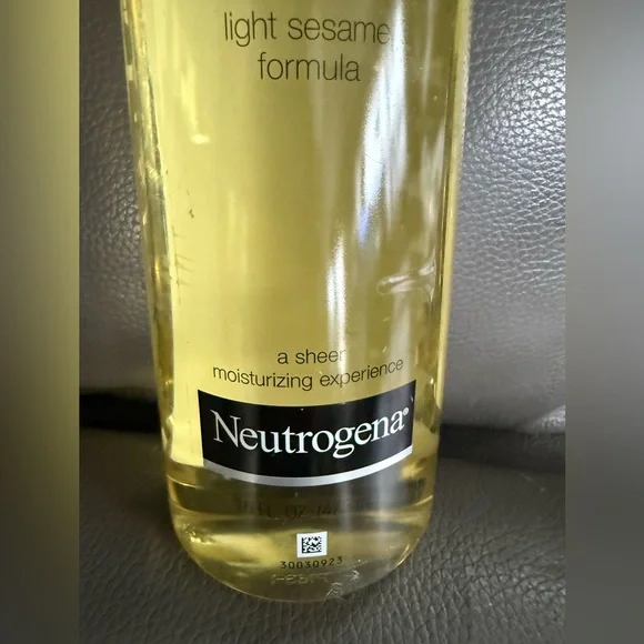 Neutrogena Light Sesame Body Oil in Pale Yellow - Picture 3 of 4
